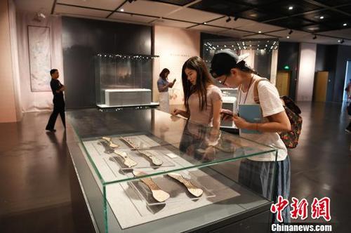 中國僑網圖為市民觀看展品,。 俞靖 攝