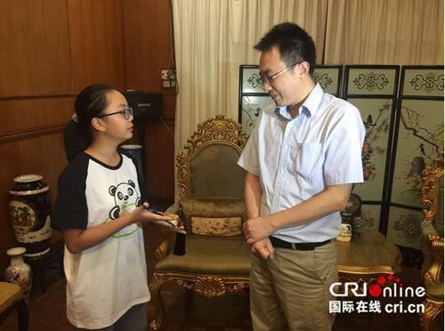 中國(guó)僑網(wǎng)張杰鑫主任與“熊貓小記者”交流,。