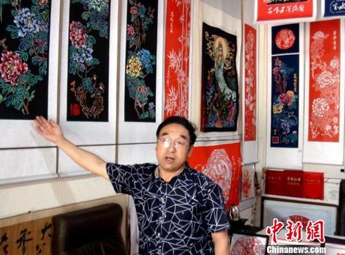 中國僑網(wǎng)近年來,,甘肅省平?jīng)鍪忻耖g藝人吳志泰創(chuàng)作出“染色剪紙”,,色彩艷麗,,惟妙惟肖,,深受游客和剪紙愛好者喜愛?!」菝瘛z