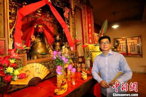 中國僑網(wǎng)留尼旺關(guān)帝聯(lián)誼會會長陸廣龍來到世昌堂為關(guān)帝進(jìn)香,?!≈煺鳌z