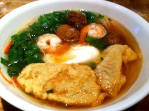 中國僑網(wǎng)美味的海鮮牛肉丸蛋包面線,。(圖片來源:美國《世界日報》)