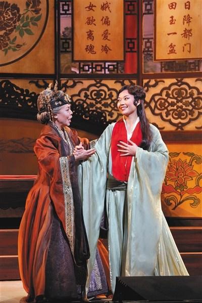 中國僑網(wǎng)英文歌劇版《紅樓夢》中的賈母和黛玉。