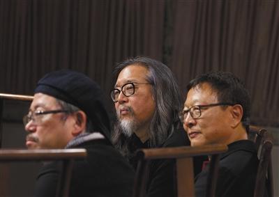 中國僑網(wǎng)賴聲川(中)開玩笑說,,他們怎么弄都要被人罵的,。