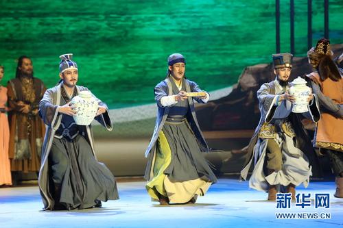 中國僑網(wǎng)演員正在表演舞劇《駝道》,。新華網(wǎng)發(fā)(阿比洛夫攝)