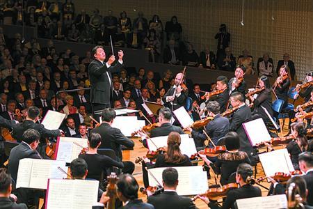 中國(guó)僑網(wǎng)上海交響樂(lè)團(tuán)在琉森文化會(huì)議中心登臺(tái),。帕特里克·許爾利曼 攝