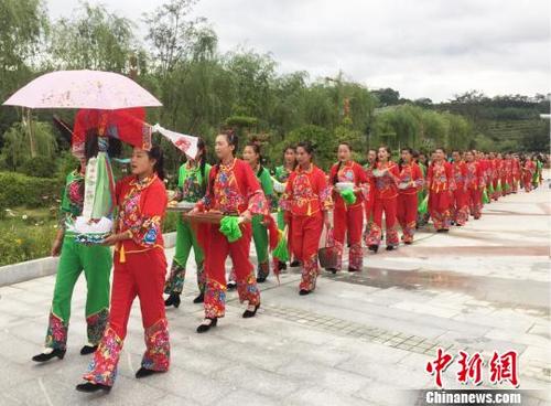 中國僑網(wǎng)農(nóng)歷七月初,甘肅省西和縣的年輕姑娘們載歌載舞“乞巧”?!⌒煅z