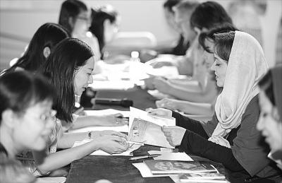 中國僑網(wǎng)中外讀者、出版人在第24屆北京國際圖書博覽會(huì)上交流,。(朱燁洋 攝)