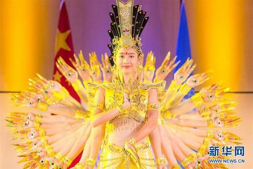 中國(guó)僑網(wǎng)8月31日,,在位于瑞士日內(nèi)瓦的聯(lián)合國(guó)萬(wàn)國(guó)宮,中國(guó)殘疾人藝術(shù)團(tuán)的演員表演舞蹈《千手觀音》,。 新華社記者徐金泉攝
