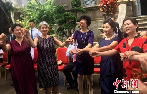 中國僑網(wǎng) 9月4日,,聯(lián)合國教科文組織博科娃為廈門鼓浪嶼頒發(fā)世界遺產(chǎn)證書,。圖為博科娃在鼓浪嶼社區(qū)音樂會上和民眾共舞?!£悙偂z