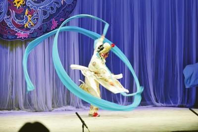 中國(guó)僑網(wǎng)上海昆劇團(tuán)之所以選擇《白蛇傳·雷峰塔》作為此次希臘演出的大戲,,是因?yàn)樗軌蜃尯M庥^眾感受中國(guó)戲曲“文武兼?zhèn)洹钡奶攸c(diǎn),。圖為谷好好出演劇中的白素貞。(上海昆劇團(tuán)供圖)