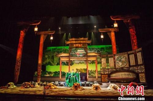 中國(guó)僑網(wǎng)由北京保利劇院管理有限公司,、阿姆斯特朗音樂(lè)藝術(shù)管理有限公司聯(lián)合制作的英文歌劇《紅樓夢(mèng)》將于9月8日開(kāi)始在中國(guó)的北京、長(zhǎng)沙,、武漢進(jìn)行首演,。圖為在河北唐山大劇院彩排現(xiàn)場(chǎng),。 杜宇恒 攝