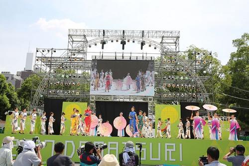 中國(guó)僑網(wǎng)中華巾幗出場(chǎng)為日本最大的舞蹈盛典增添了一抹絢麗的色彩。(日本《中文導(dǎo)報(bào)》)