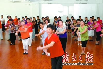 中國(guó)僑網(wǎng)林惠文(正中)在培訓(xùn)社區(qū)文藝活動(dòng)骨干,,向群眾推廣杯花舞,。