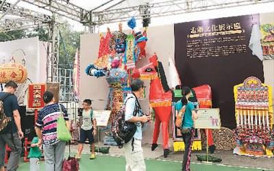 中國僑網(wǎng)盂蘭文化展示區(qū)吸引不少香港市民駐足,。 陳 然攝