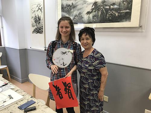 中國僑網白俄羅斯學者Katsiaryna Malyshava(智音)在書畫活動室與當地居民合影