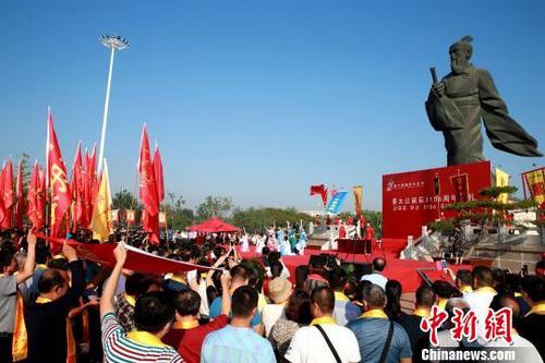 中國(guó)僑網(wǎng)來(lái)自韓國(guó)等地海內(nèi)外的1500名姜氏,、呂氏,、丁氏,、崔氏,、連氏等姜太公后裔宗親12日相聚齊國(guó)故都祭祖,,紀(jì)念姜太公誕辰3156周年,?!×籂摹z
