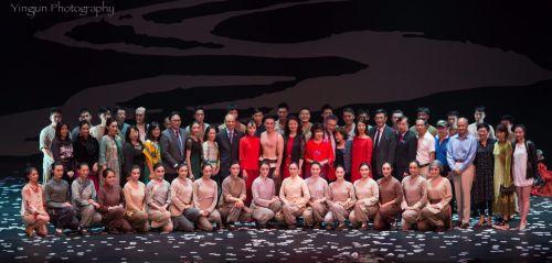 中國僑網(wǎng)大型舞劇《紅高粱》在硅谷成功上演,。圖為演出結(jié)束后嘉賓與演員們合影,。(美國《僑報》)