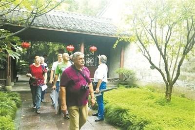 中國(guó)僑網(wǎng)烏克蘭媒體代表團(tuán)參觀天一閣,。(孫佳麗 攝)