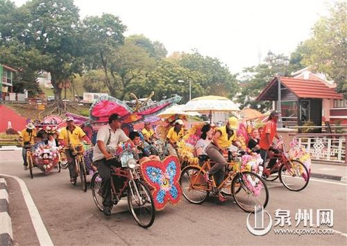 中國僑網(wǎng)當?shù)氐娜肆嚤谎b飾成花車