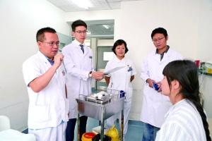 中國(guó)僑網(wǎng)尹智(左二)跟隨老師向患者詢問病情,。尹智供圖