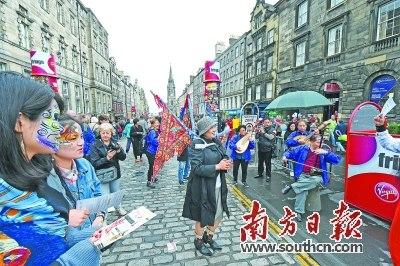 中國僑網(wǎng)粵劇《夫人計》劇組在愛丁堡街頭走秀。