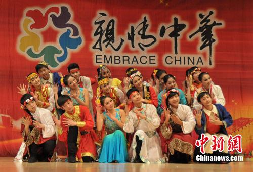 中國(guó)僑網(wǎng)資料圖:演員表演開(kāi)場(chǎng)舞蹈《錦繡中華》。陸春艷 攝