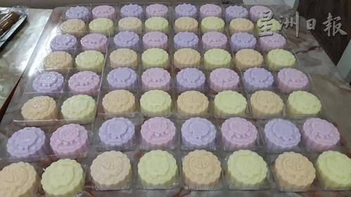 中國僑網(wǎng)排列整齊的燕菜月餅,是林秀瓊的得意之作。(馬來西亞《星洲日報》)