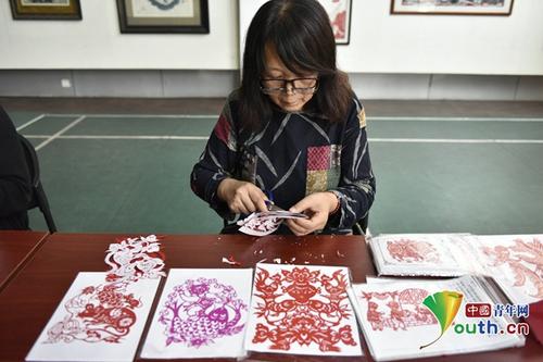 中國僑網(wǎng)剪紙手藝,。中國青年網(wǎng) 王子瑞 攝