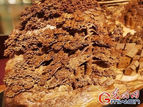 中國僑網(wǎng)木雕《清明上河圖》局部 光明網(wǎng)記者 劉洋攝