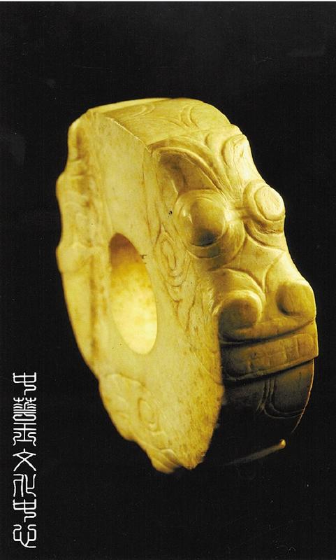 中國僑網(wǎng)良渚遺址出土的瑤山M2:17玉圓牌,。圖片由杭州良渚遺址管理區(qū)管理委員會提供