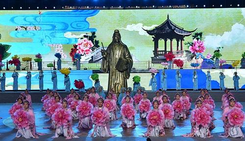 中國僑網(wǎng)湯顯祖戲劇節(jié)開幕式演出現(xiàn)場。 撫州市委宣傳部 供圖