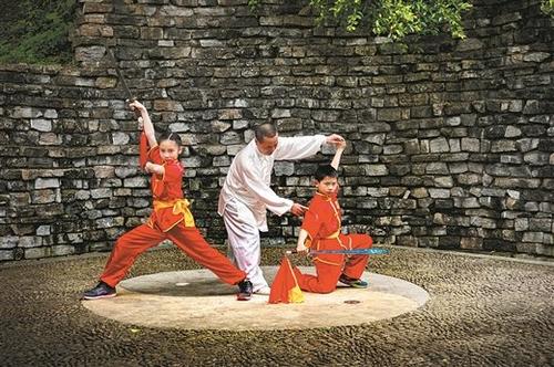 中國(guó)僑網(wǎng)在梁羽生公園里,,上演師傅弟子的傳承故事,。魏明盛/攝