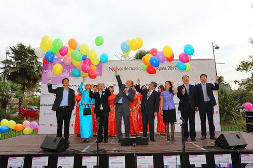 中國(guó)僑網(wǎng)9月25日下午,隨著中國(guó)駐法大使館公使關(guān)鍵,、法國(guó)國(guó)民議會(huì)議員陳文雄等嘉賓放飛喜慶的氣球,,為期兩周的巴黎13區(qū)慶中秋系列活動(dòng)正式上路。這也同時(shí)拉開了法國(guó)華僑華人歡度中秋佳節(jié)的序幕,。(法國(guó)《歐洲時(shí)報(bào)》/黃冠杰 攝)