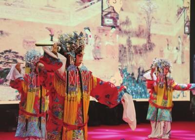 中國(guó)僑網(wǎng)2017年上海市學(xué)生中華優(yōu)秀傳統(tǒng)文化展示活動(dòng)中,學(xué)生們?cè)诒硌菥﹦ j懠屋x 攝