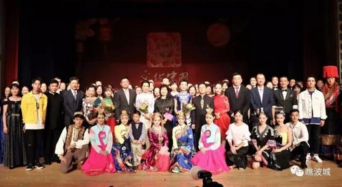 中國僑網(wǎng)謝幕之際,,全體演員與主辦方大合照。(美國僑報(bào))