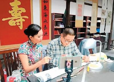 中國僑網(wǎng)圖為非遺項目正在進行網(wǎng)絡直播。