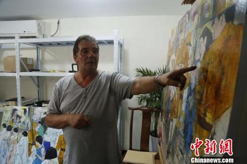 中國僑網(wǎng)克里斯蒂安·帕赫講解畫中寓意,。 侵華日軍南京大屠殺遇難同胞紀念館供圖
