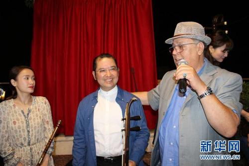 中國僑網(wǎng)當(dāng)?shù)貢r間7日晚間,,中國重慶藝術(shù)家小組應(yīng)邀在約旦首都安曼老城的文化藝術(shù)之家與來自約旦,、敘利亞,、伊拉克等國的藝術(shù)家們進行了一場沙龍表演,。新華網(wǎng)發(fā)