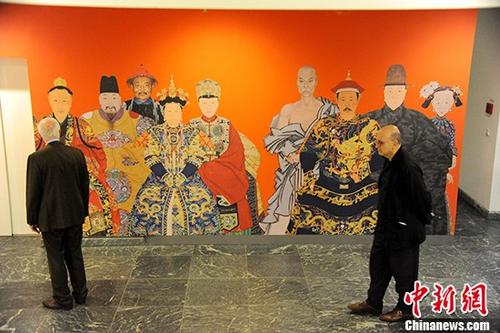 中國(guó)僑網(wǎng)德國(guó)觀眾經(jīng)過(guò)展覽宣傳畫。 中新社記者 彭大偉 攝