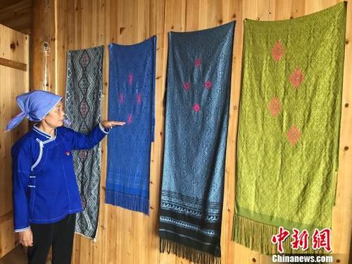 中國僑網(wǎng)粟田梅和她鐘愛的侗錦 傅煜 攝