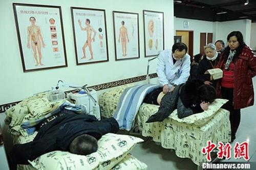 中國僑網(wǎng)資料圖:患者正在接受中醫(yī)治療,。中新社發(fā) 陳超 攝