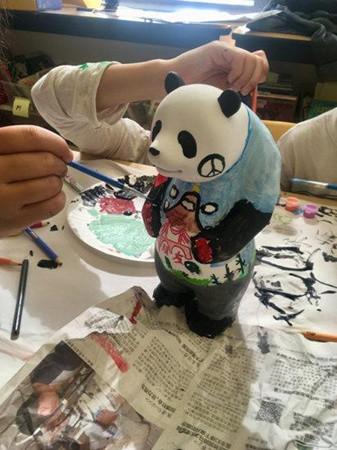 中國僑網(wǎng)熊貓雕塑彩繪活動,讓小學(xué)生了解成都文化,。(美國《世界日報》)