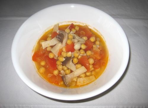 中國僑網(wǎng)鷹嘴豆菇菇西紅柿湯(圖片來源:美國《世界日報(bào)》)