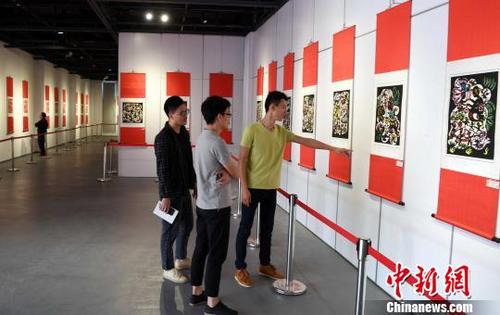 中國(guó)僑網(wǎng) 10月24日,,中華民俗節(jié)日剪紙藝術(shù)作品展在福州福建省海絲藝術(shù)館開(kāi)幕?!∮浾邉⒖筛z