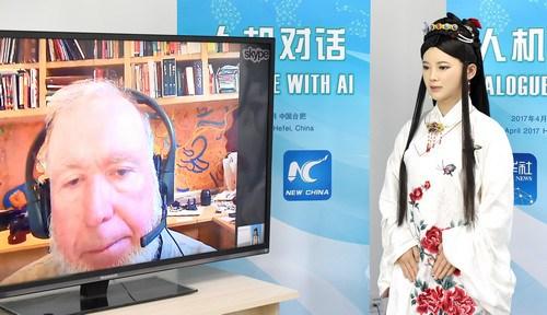 中國僑網(wǎng)資料圖片:4月24日,機(jī)器人“佳佳”通過網(wǎng)絡(luò)與科技觀察家凱文·凱利對話,。新華社記者 郭晨 攝