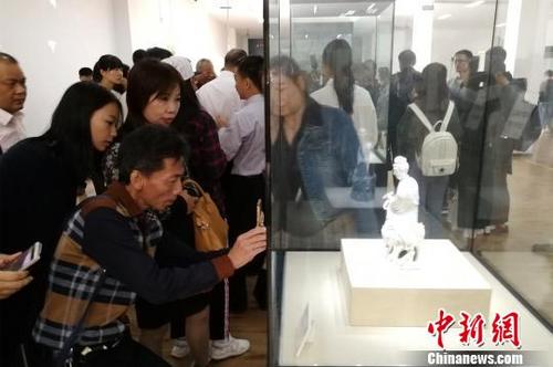 中國僑網(wǎng)難得一見的“何朝宗款”瓷塑作品吸引了眾多收藏愛好者的駐足欣賞?!O虹 攝