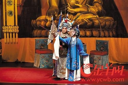 中國(guó)僑網(wǎng)歐凱明,、陳韻紅表演粵劇《一把存忠劍》之“斬經(jīng)堂”。