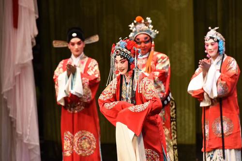 中國僑網著名京劇表演藝術家于魁智、李勝素率中國國家京劇院赴英國演出,。