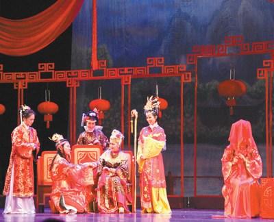 中國僑網(wǎng)圖為越南演員正傾情演繹話劇《紅樓夢》,。 本報記者 劉剛 攝