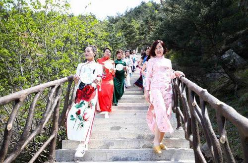 中國僑網(wǎng)資料圖:旗袍愛好者在山東龜蒙景區(qū)棧道上展示旗袍風(fēng)韻,。新華社發(fā)